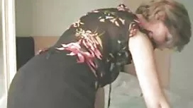 La ragazza mostra un ...