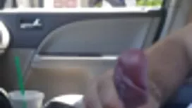 L'uomo si toglie la  ...