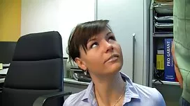 Una persona che indo ...
