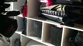 Una ragazza, tacco a ...