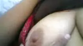 Una ragazza guida un ...