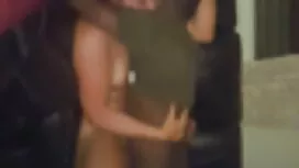 Bionda accarezzando  ...