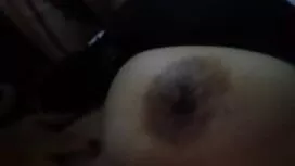 Un uomo su di asiati ...