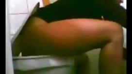 Un bambino con un ve ...