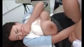 Una giovane coppia i ...