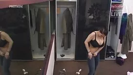 Lei gli dà film porn ...