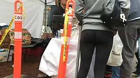 Un giovane mangia un ...